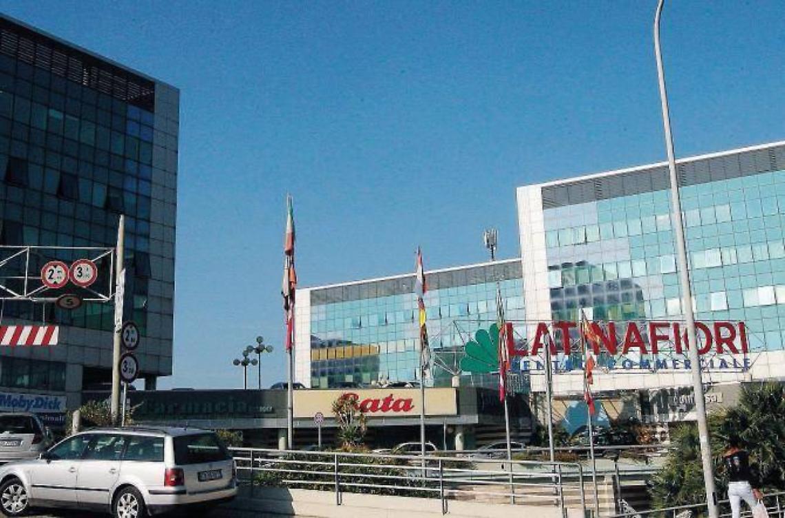 Minorenni scatenati al centro commerciale: fermati dalla vigilanza