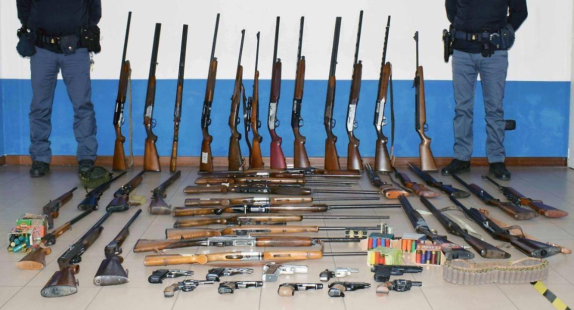 Verifiche sui possessori di armi, 10 denunce e centinaia di fucili e pistole ritirate