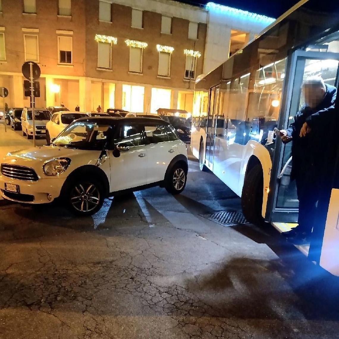 Traffico bloccato dalla sosta selvaggia