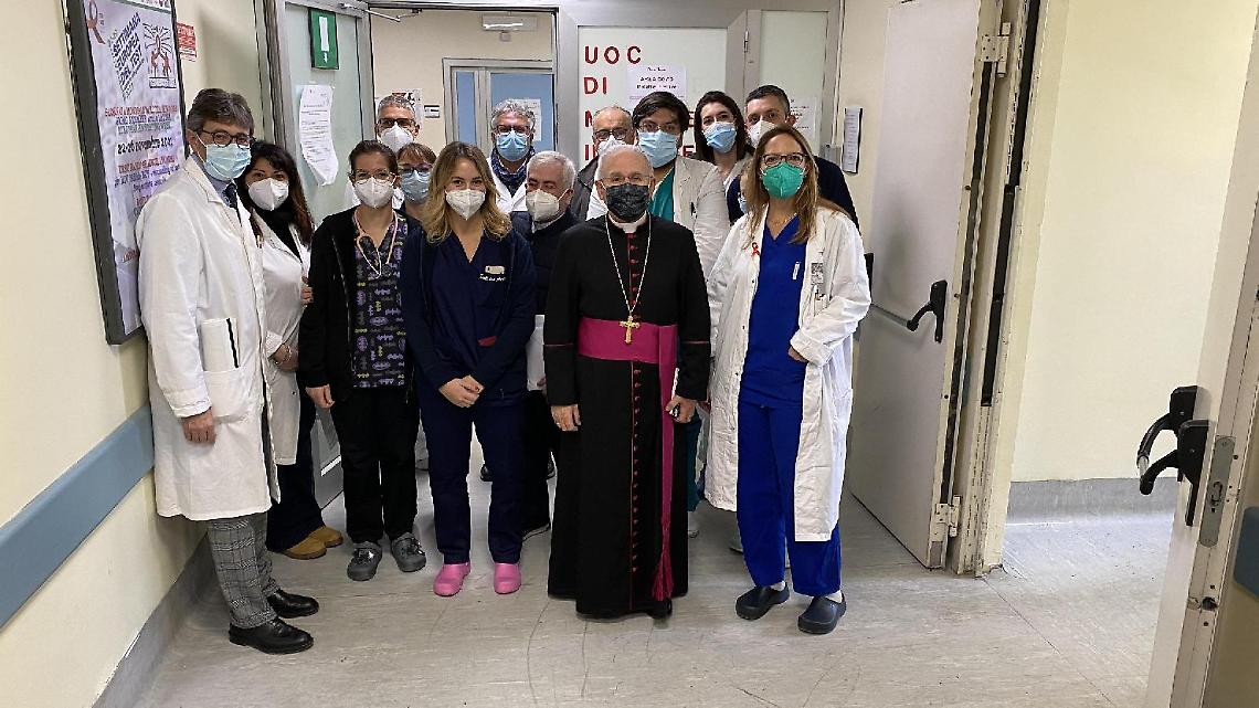 Il vescovo Crociata visita l'ospedale “Goretti” in occasione del prossimo Natale