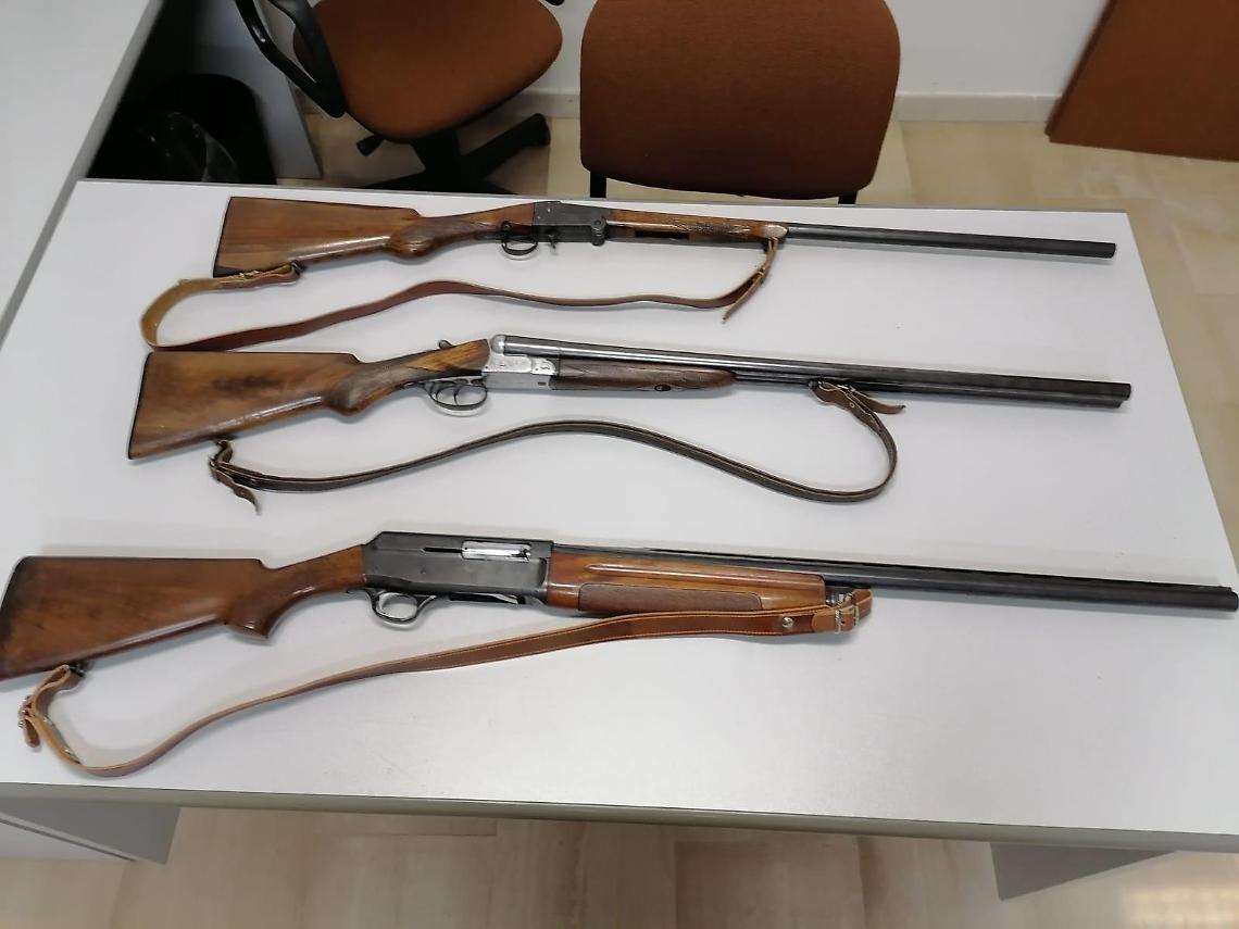 Spara e uccide il cane del vicino, 79enne denunciato dai carabinieri