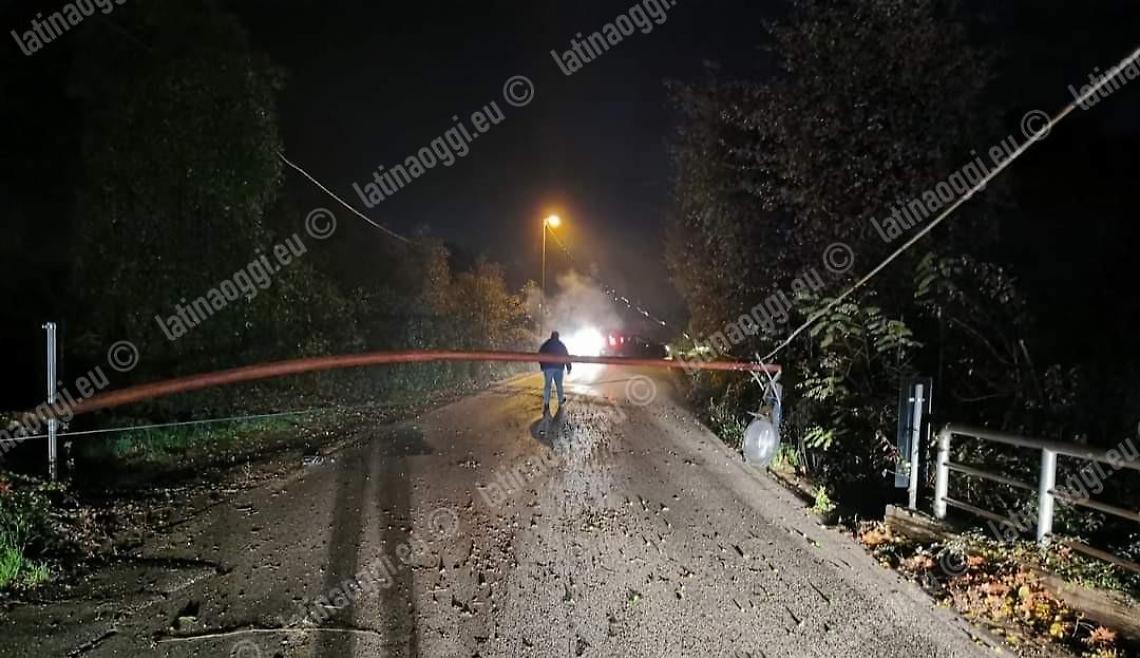 Fuori strada con l'auto, incidente mortale nella notte di Natale