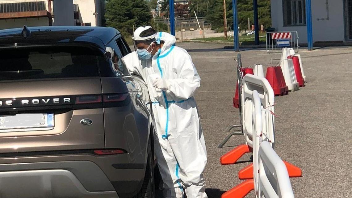 Covid, niente quarantena per chi è vaccinato con 3 dosi