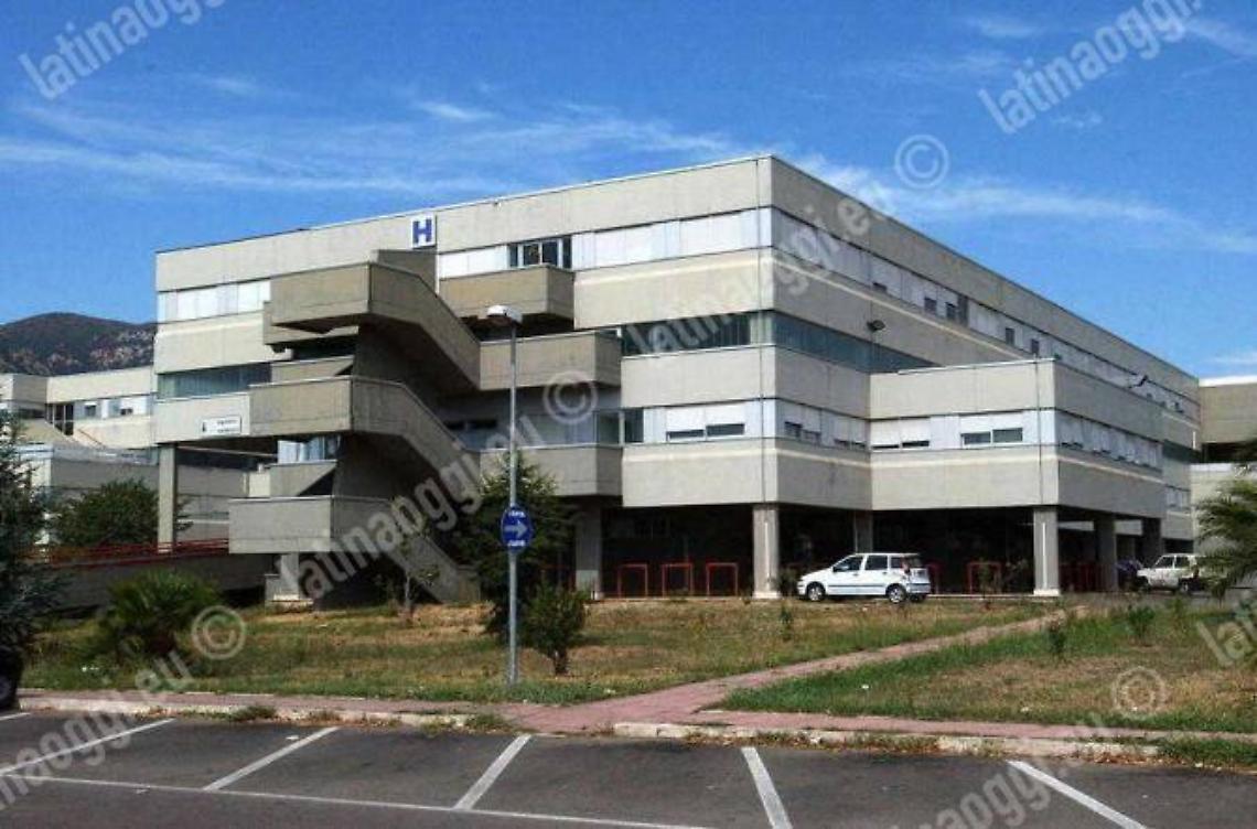 Aggredisce la madre e danneggia l'ospedale Fiorini, arrestato un 33enne