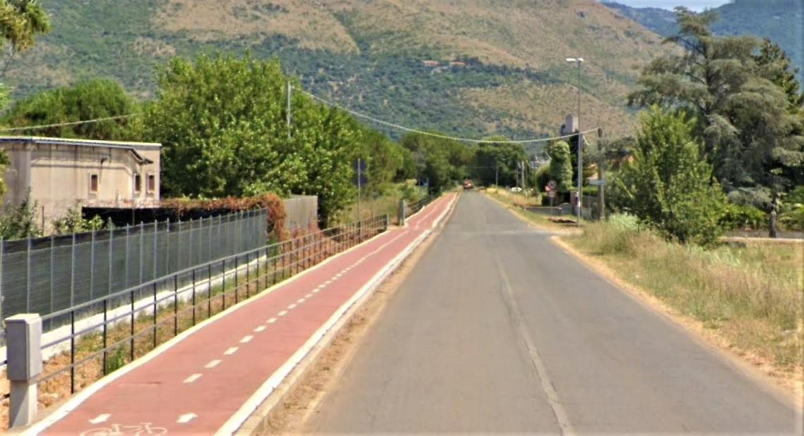 Arriva l'illuminazione sulla pista ciclabile di via Le Prate