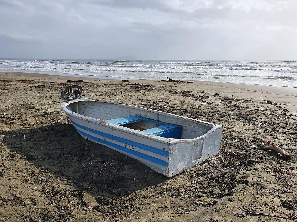 Spunta una mano in spiaggia, un giallo risolto dalla polizia