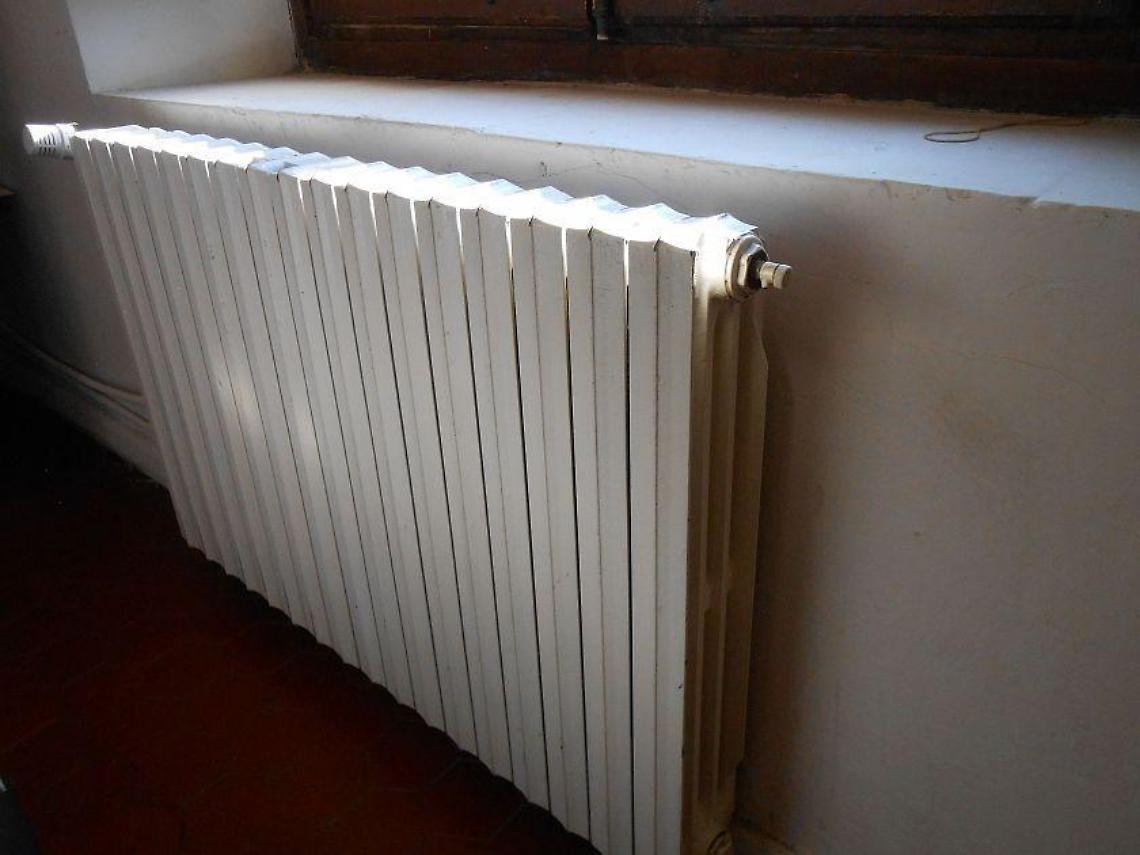 Apre la scuola, termosifoni spenti. Poi ripartono "a manovella"