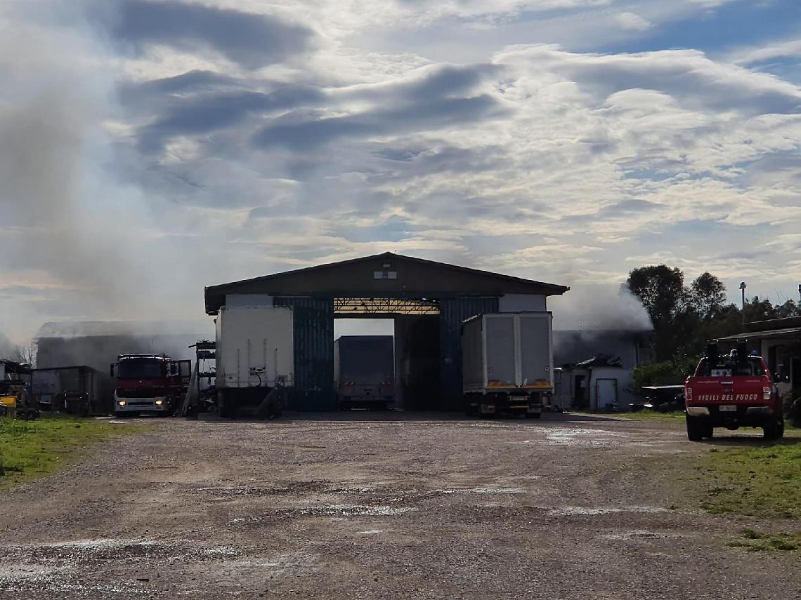 Divampano le fiamme in un'officina, soccorritori al lavoro