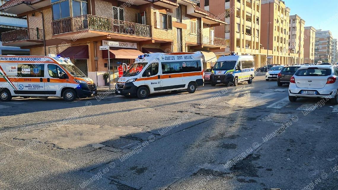 Mamma e figlia sul monopattino investite da un'auto