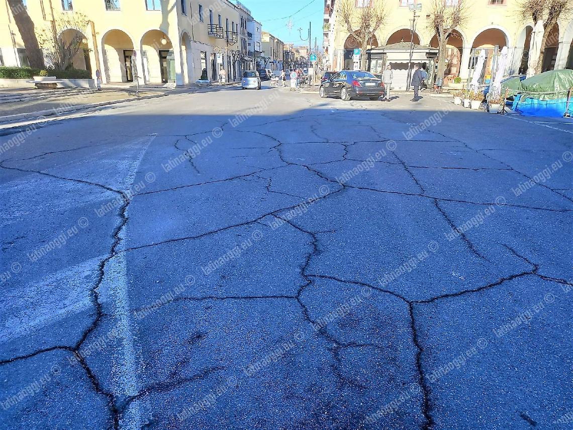 Tolta la pista di pattinaggio, ecco il danno: asfalto crepato