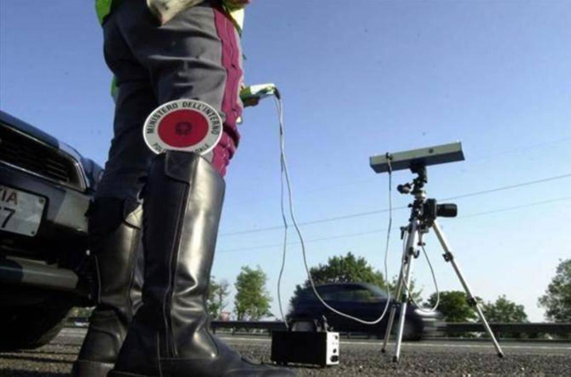 Beccato dall'autovelox sulla Pontina a 149 km/h: maxi multa e patente ritirata