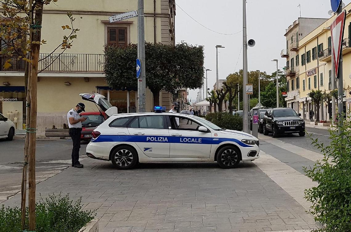 Polizia locale: cinque casi di guida senza patente e una denuncia per truffa