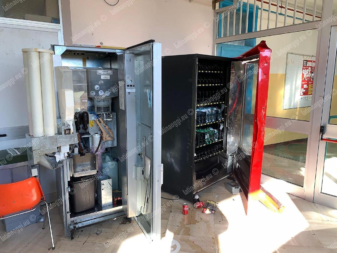 Ladri nella scuola. Razziati i distributori