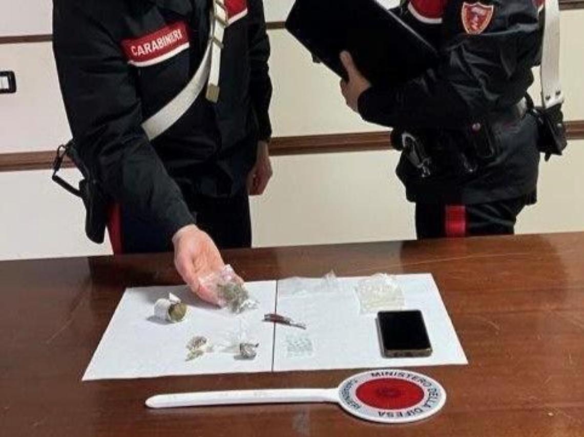 Sorpreso con la droga in tasca: tenta la fuga dai carabinieri, arrestato