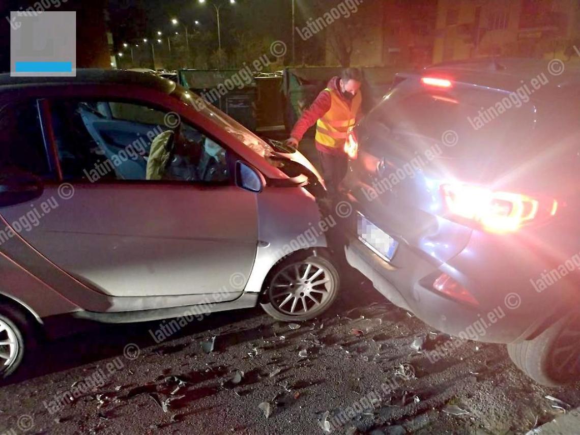 Si schianta in auto: «Ho evitato un gatto». Positiva all'alcoltest