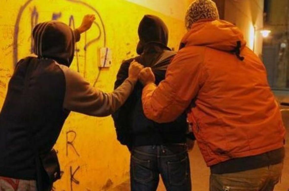 Giovane accerchiato e picchiato dai bulli in pieno centro