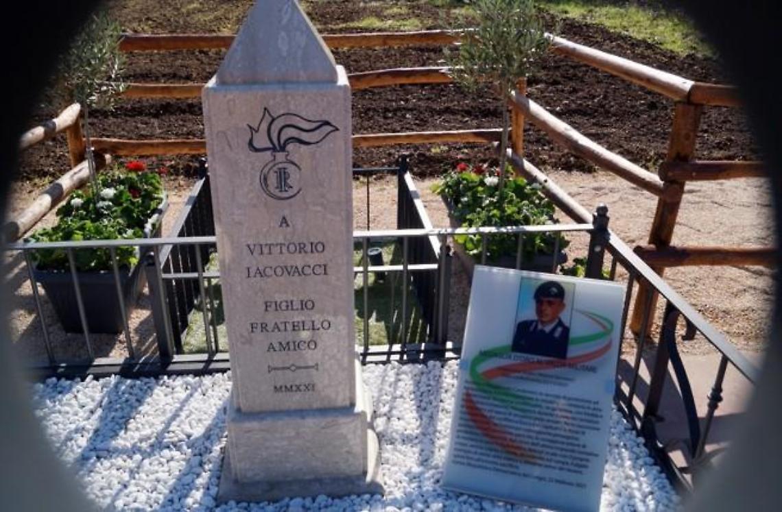 Una stele in memoria di Vittorio Iacovacci, Medaglia d'Oro al Valor Militare