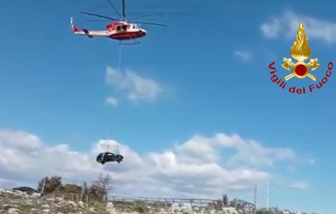 Auto nel dirupo, i vigili del fuoco hanno recuperato la vettura