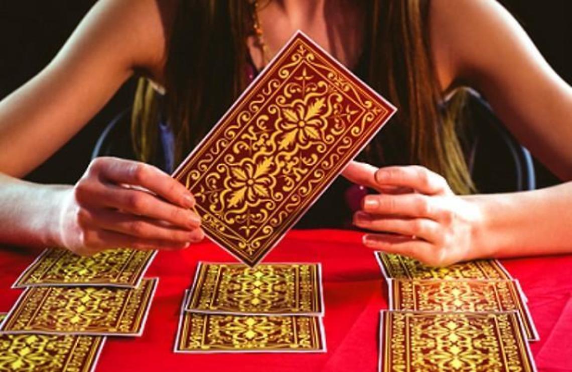 Cartomanti e astrologi denunciano gli "haters" per diffamazione