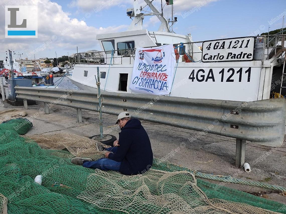 Caro gasolio, la protesta: i pescatori tirano i remi in barca