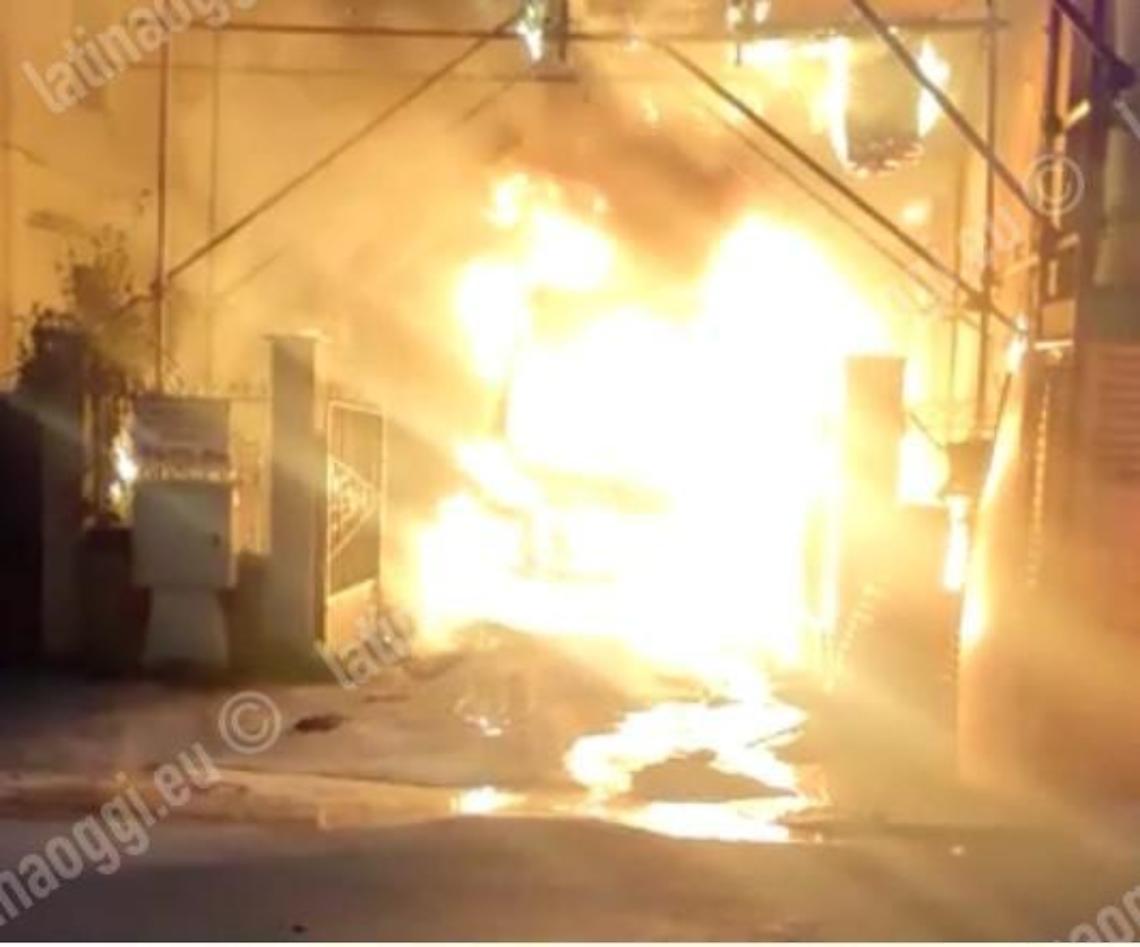 Esplosione e incendio nella notte nel deposito della ambulanze