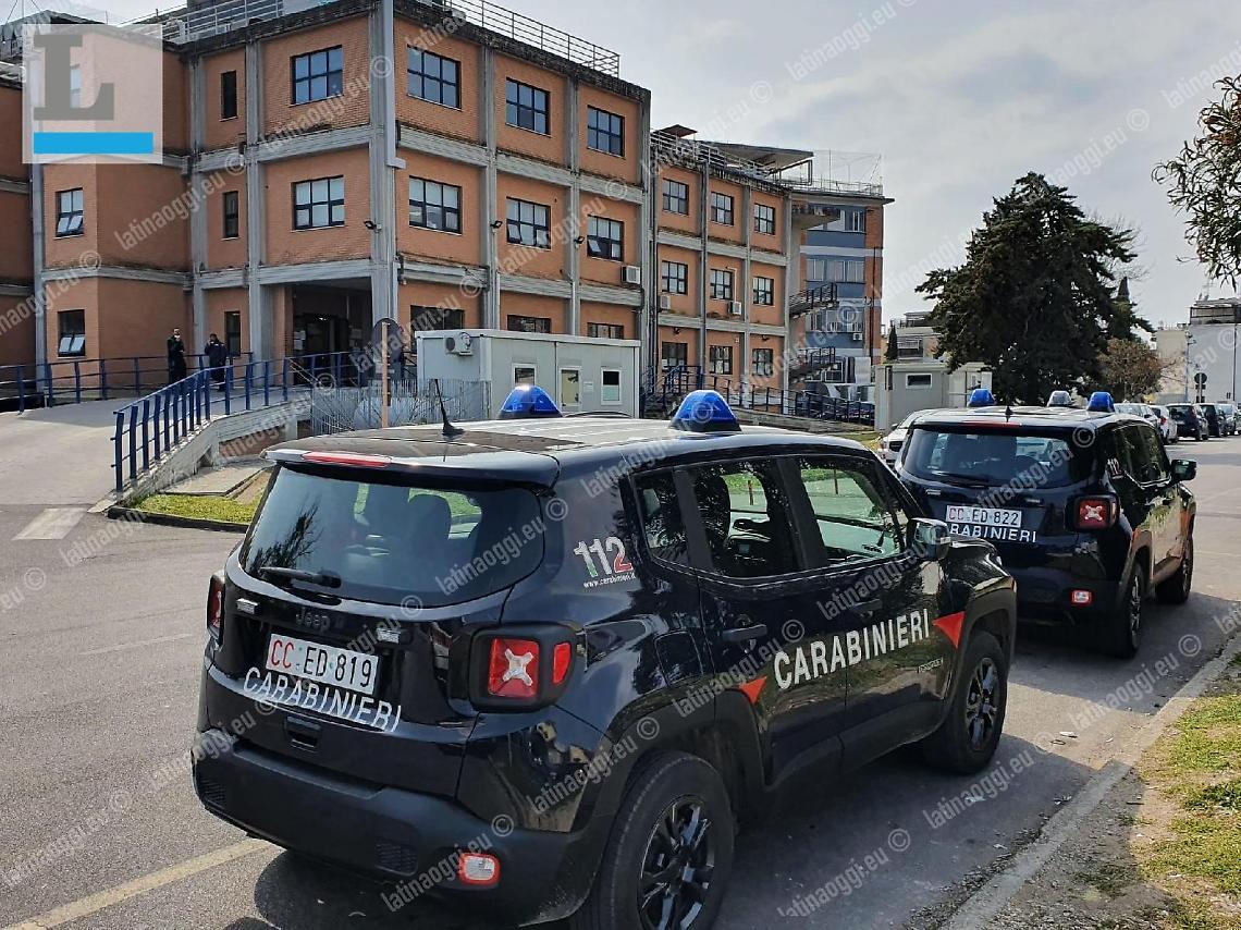 Ferma una donna e tenta di rapinarla dell'auto, poi aggredisce i Carabinieri
