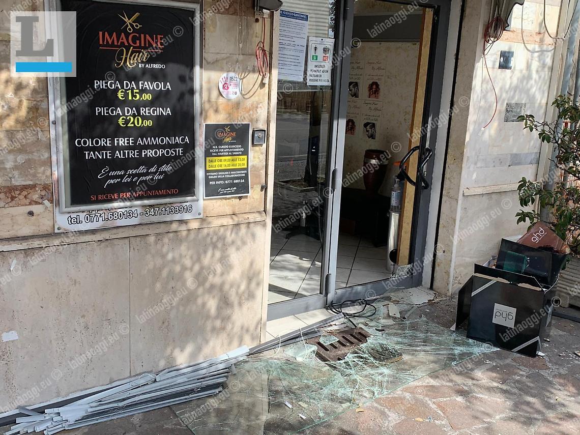 Ladri nella notte nel salone: malviventi in fuga con un magro bottino