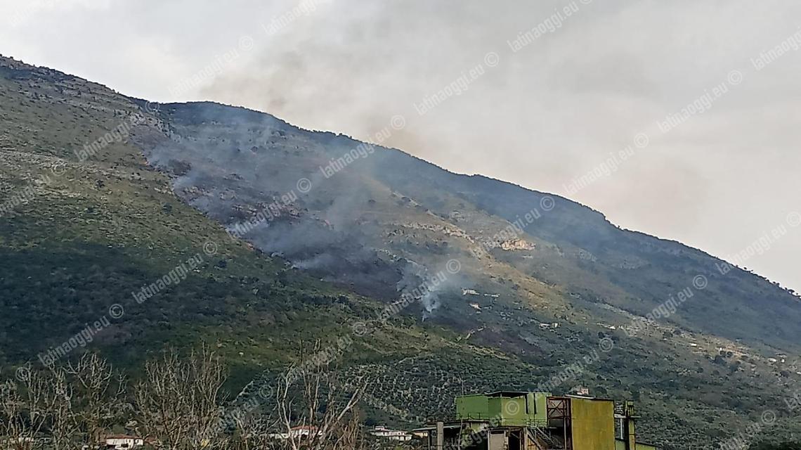 Incendio sui Lepini, intervento degli elicotteri