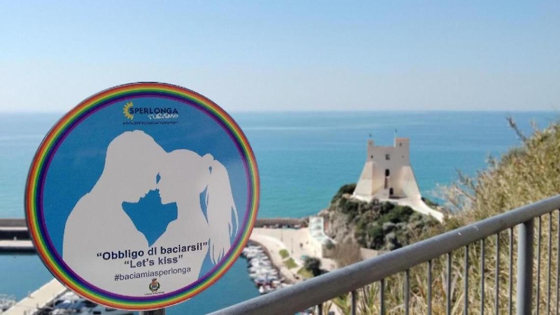 A Sperlonga arriva l'“obbligo” di baciarsi: i cartelli nei luoghi romantici