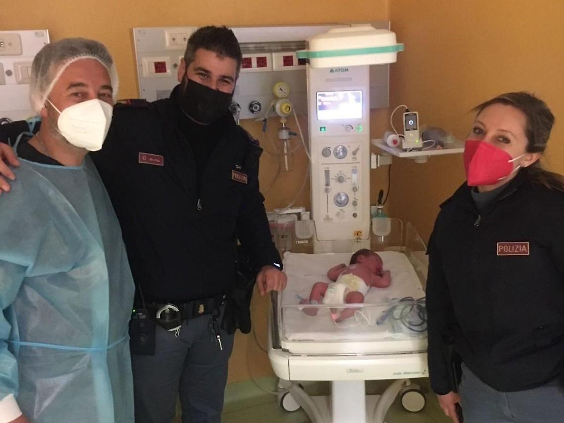Alessandro aveva troppa fretta di nascere: la mamma partorisce sulla Pontina