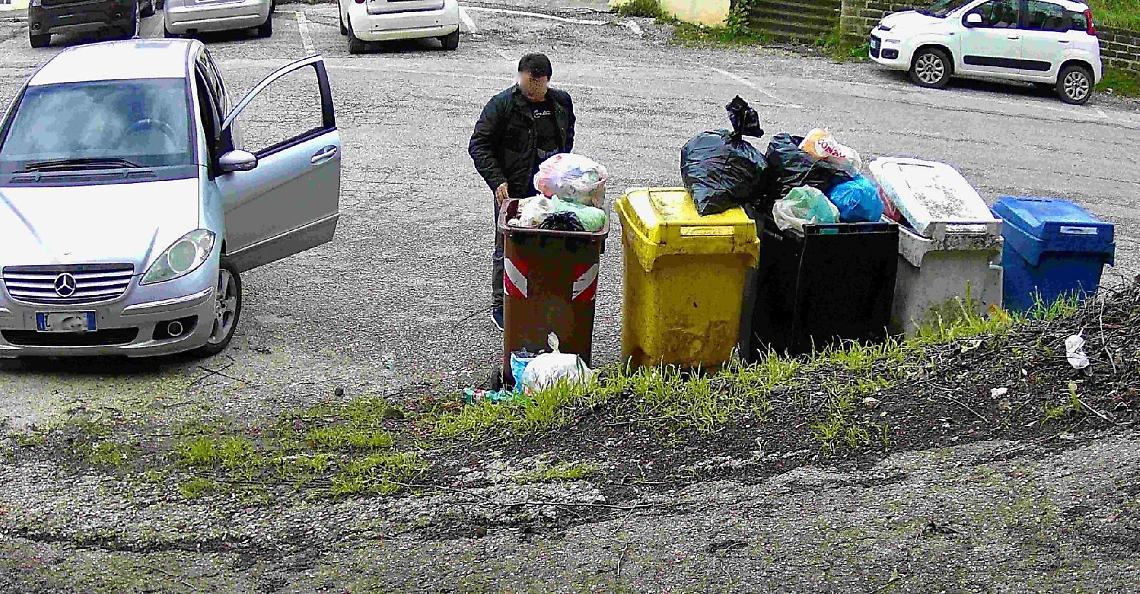 Abbandono di rifiuti, multe per i “furbetti” grazie alle fototrappole