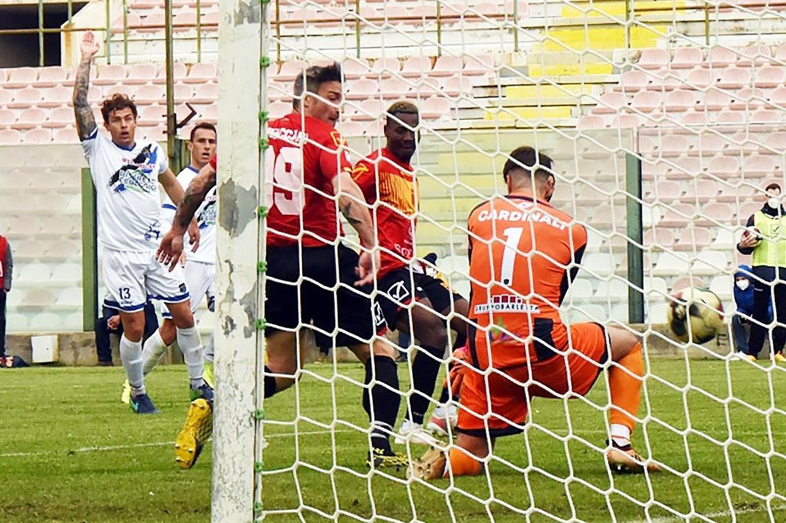 Latina sconfitto a Messina: i playoff vacillano