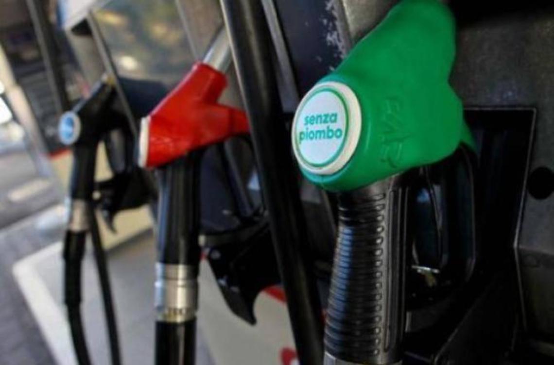 Carburante, tutti in coda per il pieno più economico