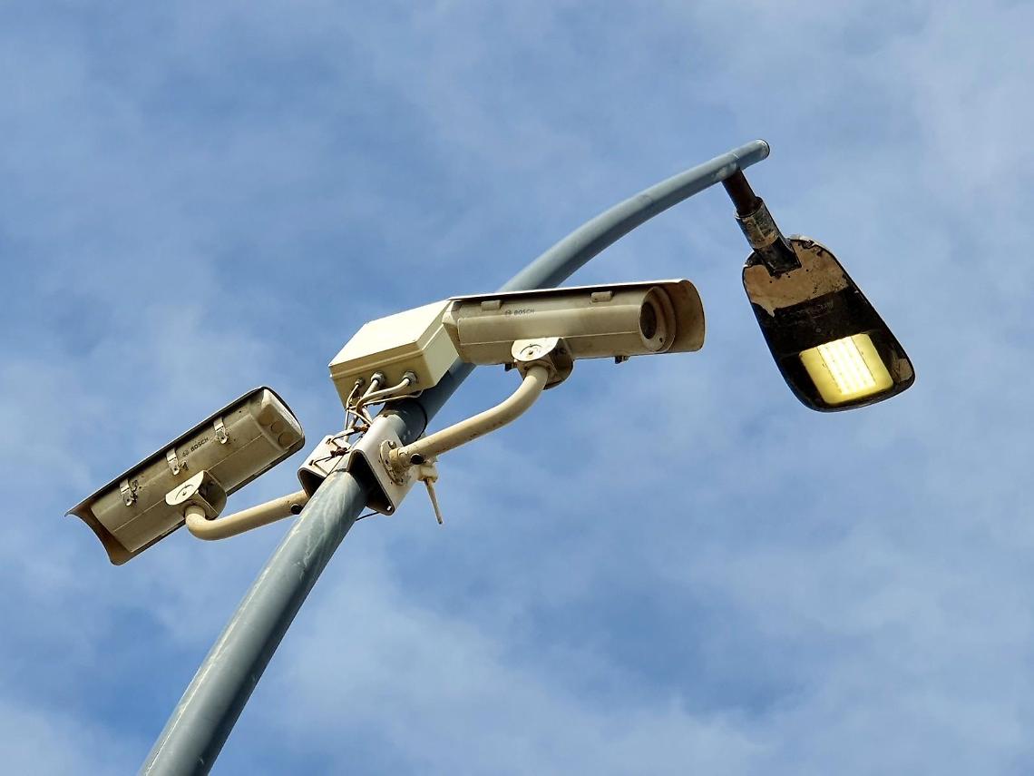 Luci sempre accese e telecamere fuori uso. Il lungomare in tilt