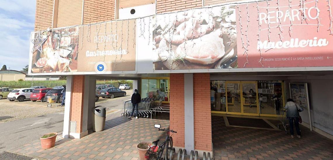 Nuova rapina a mano armata all'Eurospin di Aprilia, il ladro fugge coi contanti