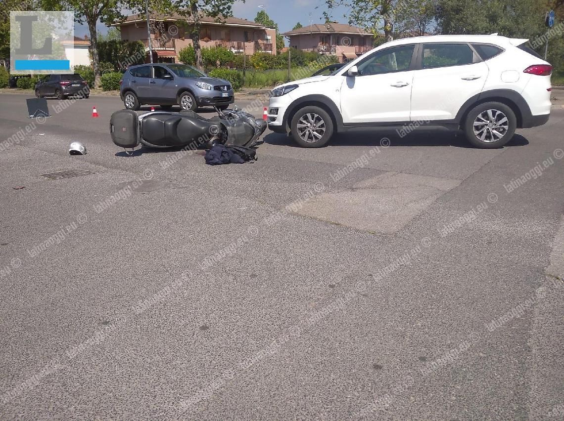 Incidente in via del Lido, scontro tra suv e maxiscooter