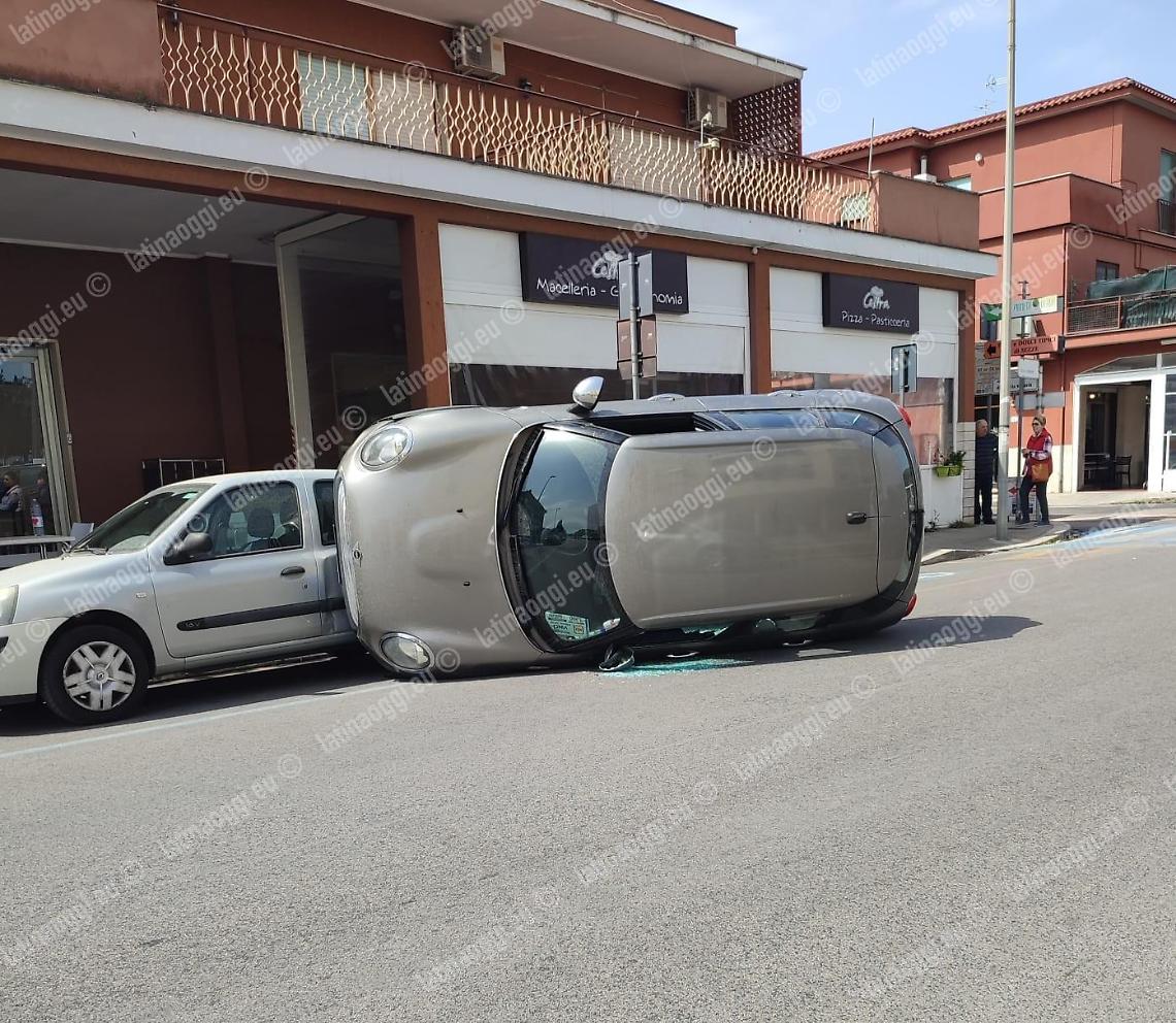 Si ribalta con l'auto in pieno centro, ferita una donna