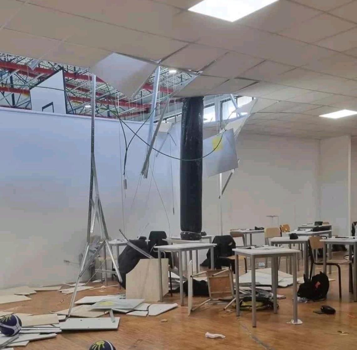 Crolla il controsoffitto al Marconi, i tre studenti trasportati all'Icot