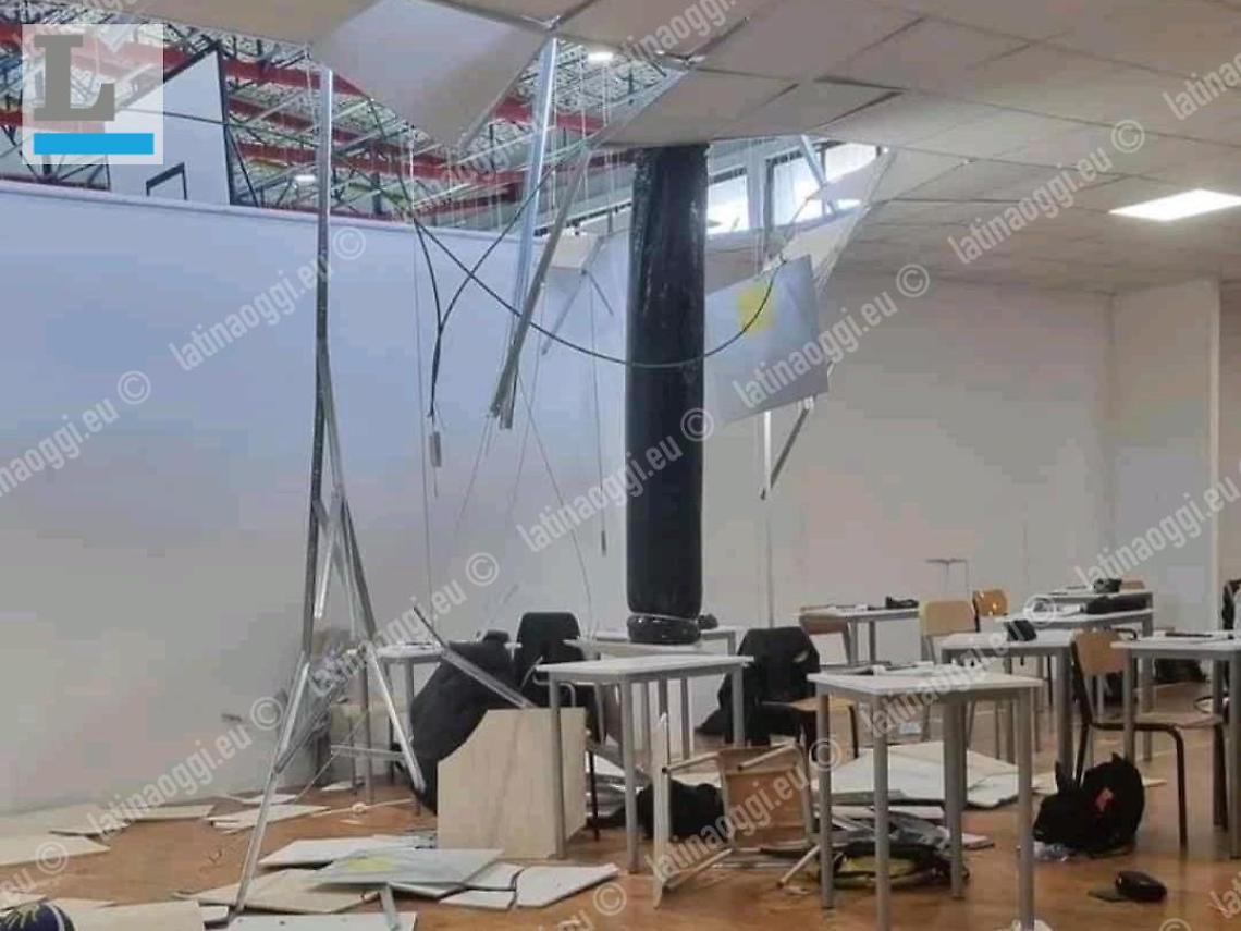 Il controsoffitto crolla nell'aula. Feriti tre studenti, scatta l'indagine