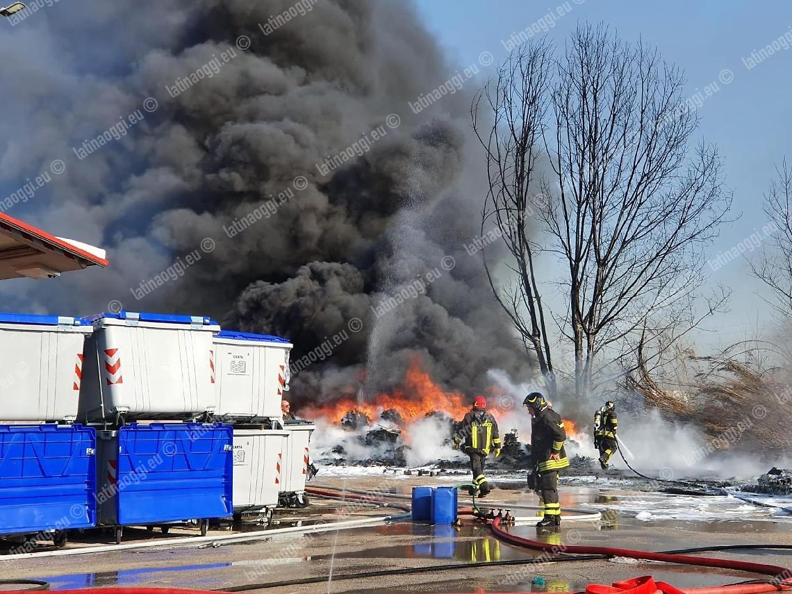 Primi sospetti sui raid incendiari all'azienda di cassonetti