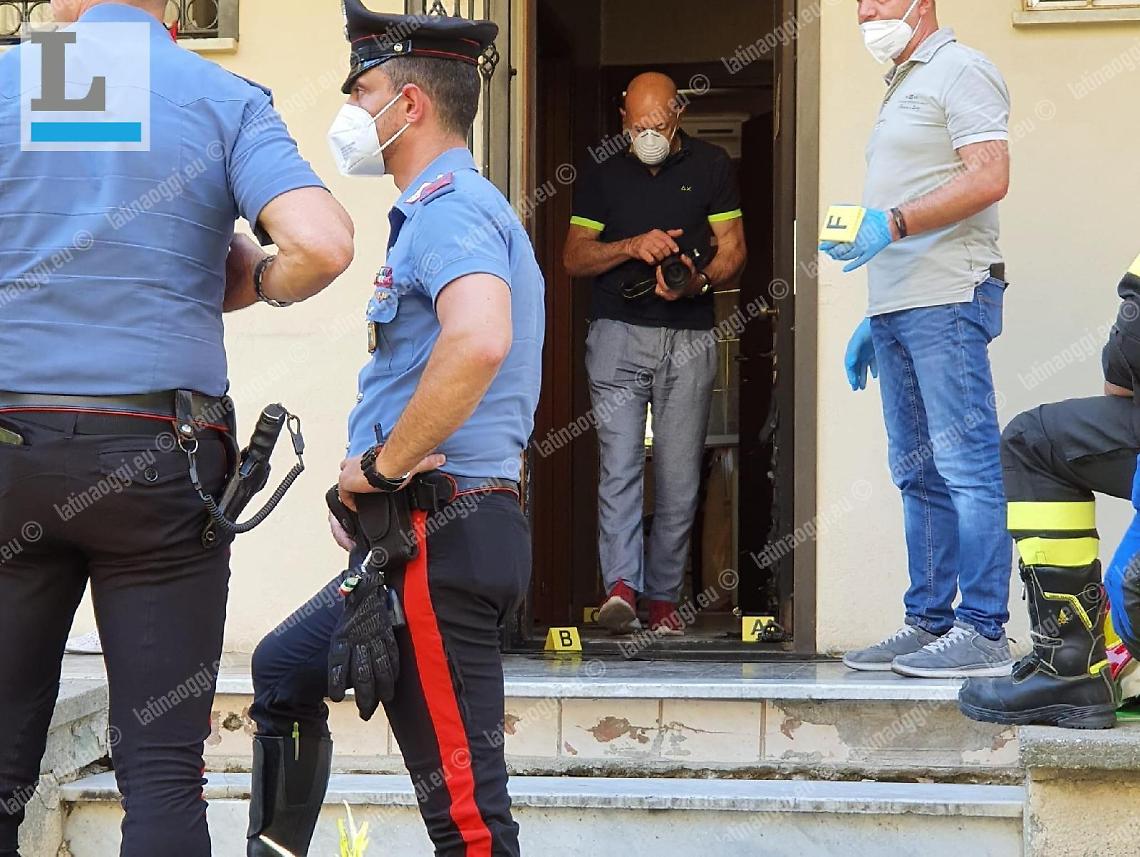 Si fa aprire la porta e gli lancia addosso una molotov. C'è un sospettato