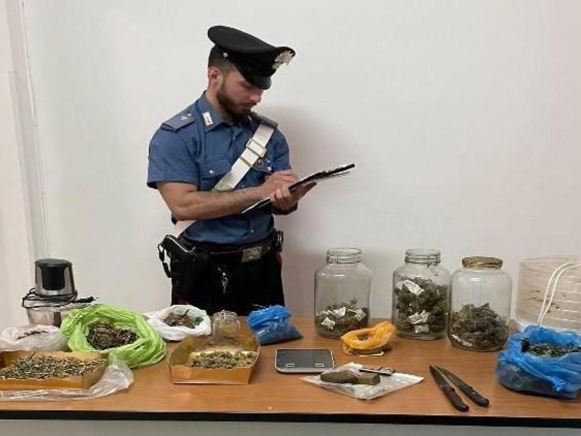 Mezzo chilo di droga nascosto in casa, arrestata una donna