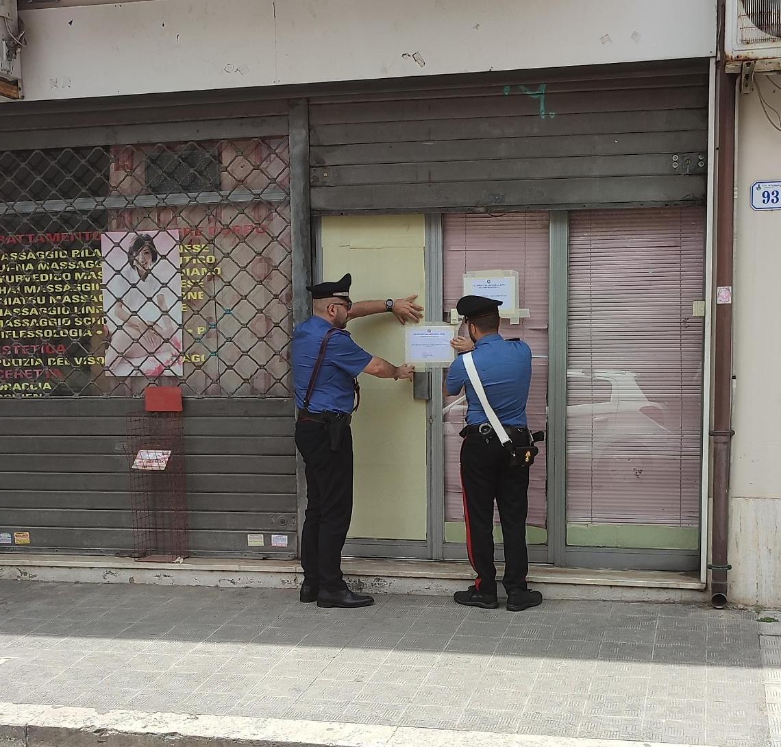 Mogli ingelosite denunciano e fanno chiudere centro massaggi a luci rosse