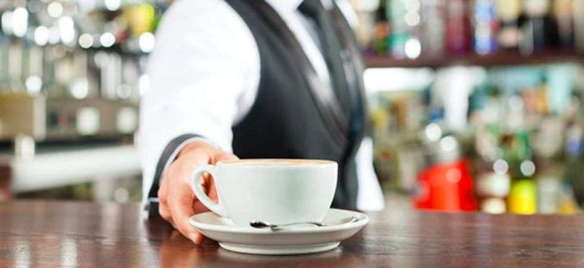 Troppo tempo al tavolo senza consumare, attimi di tensione al bar