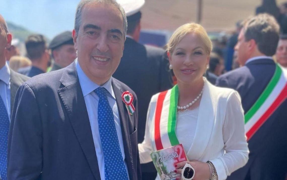 Alla parata con la fascia di Maenza, ma è un consigliere di Roccagorga: è bufera