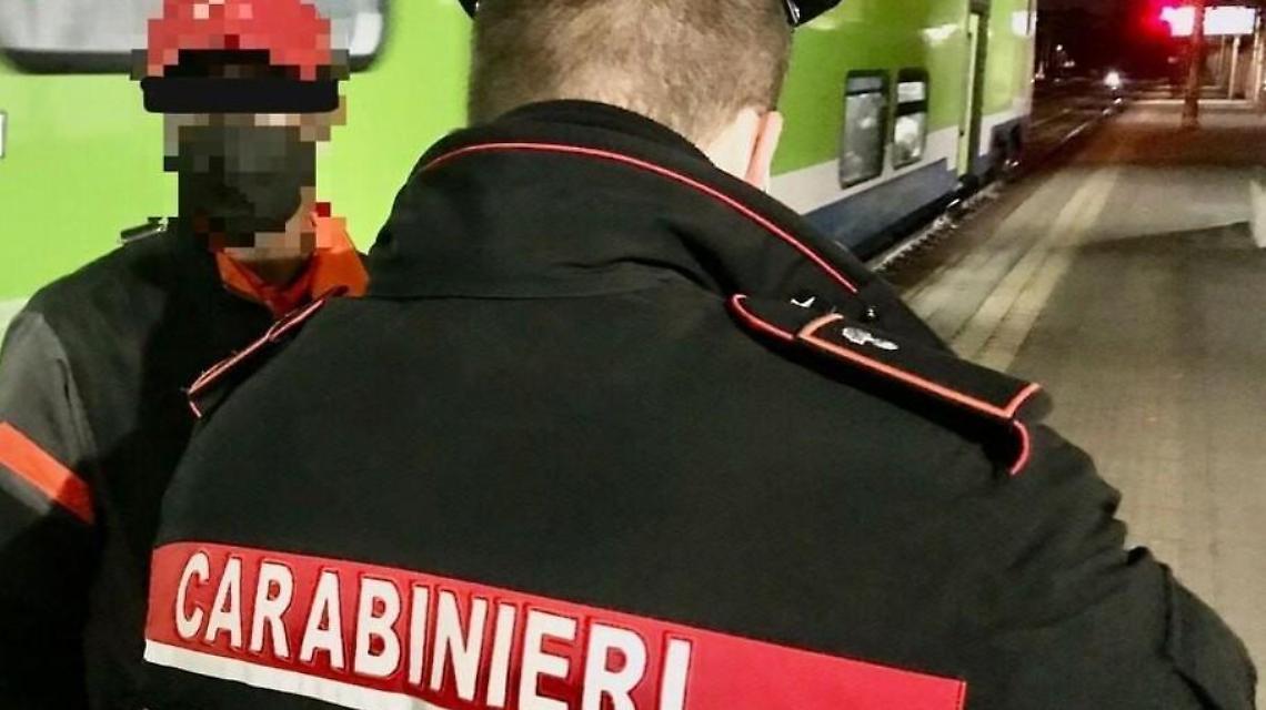 Senza biglietto sul treno, minacciano il controllore con una forbice, denunciati