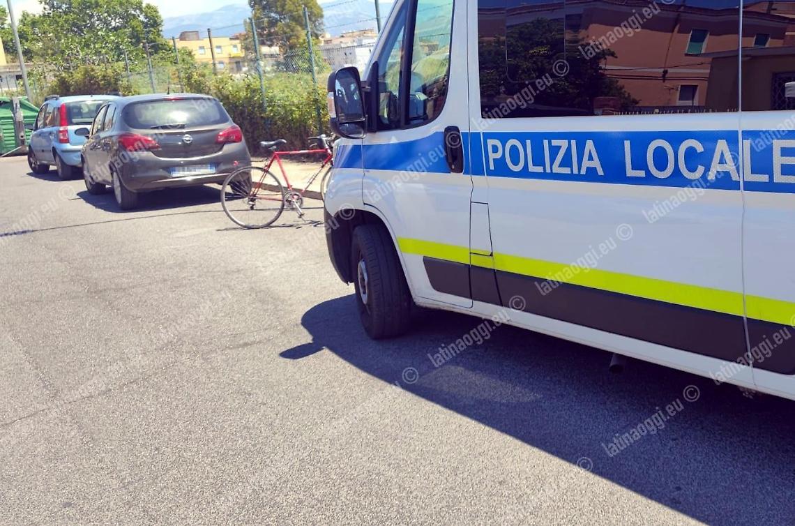 Apre lo sportello dell'auto e prende un ciclista, grave un anziano