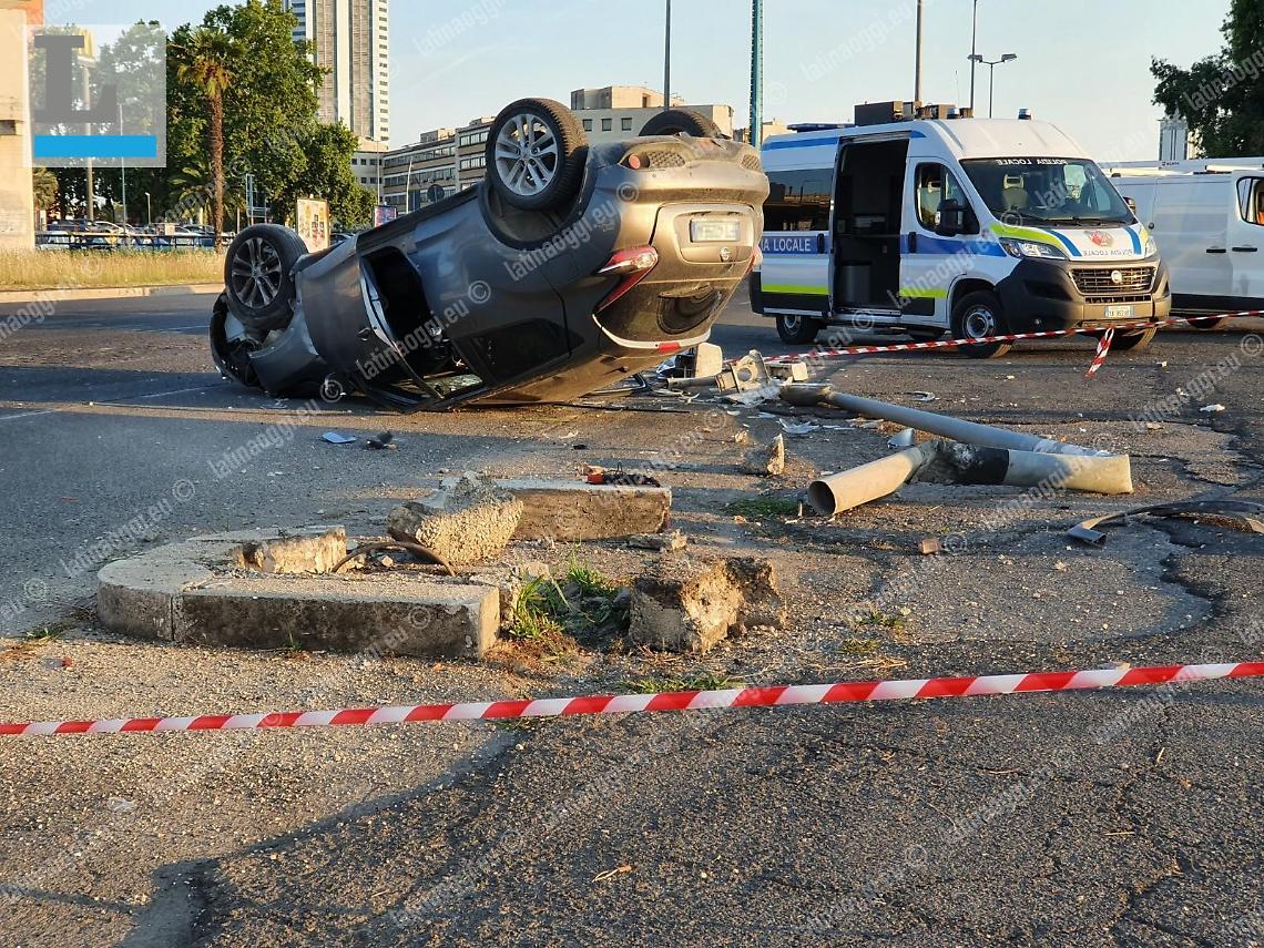 Abbatte un lampione e si ribalta con l'auto, finisce in ospedale