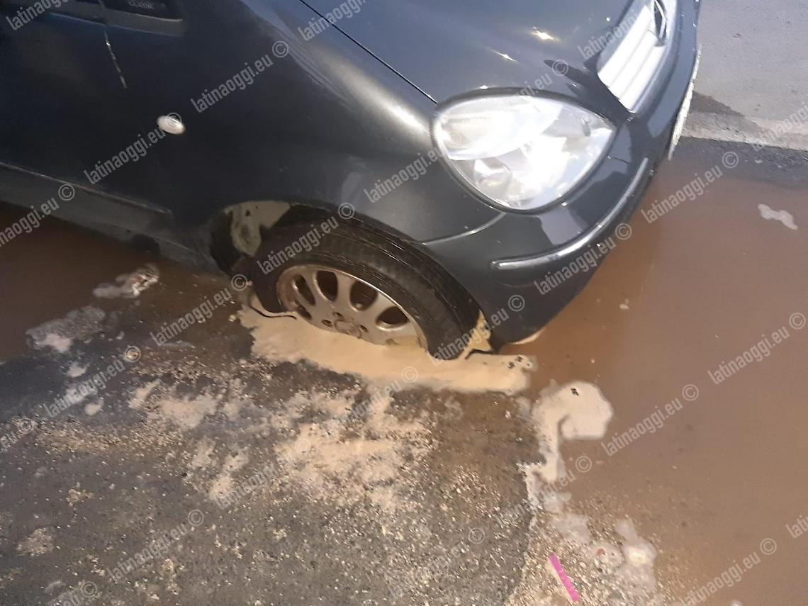 La fogna collassa, un'auto sprofonda sul lungomare. Impianti al limite