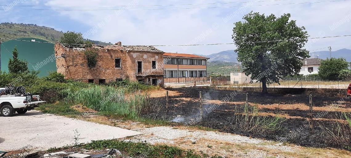Incendio mette in pericolo la parrocchia, intervento tempestivo